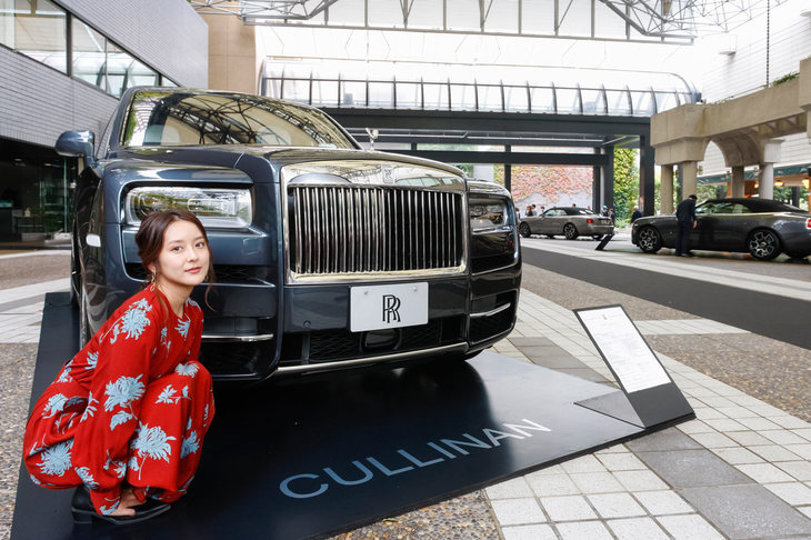 それにしても「カリナン」は大きい！ 展示車両の紹介パネルを読んだところ、ボディーサイズは全長×全幅×全高＝5340×2000×1835mmもあるのだとか。大きなSUVが大好きな私ですが、果たして運転できるのでしょうか？　そう、この後私は、このクルマに試乗する予定なのです……。