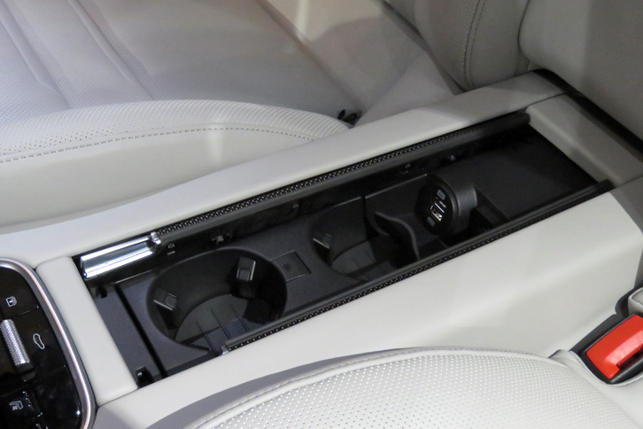 ポルシェ・パナメーラ ターボ（リアセンターコンソール）