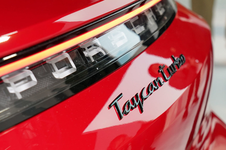 ポルシェ・タイカン ターボ（エンブレム）