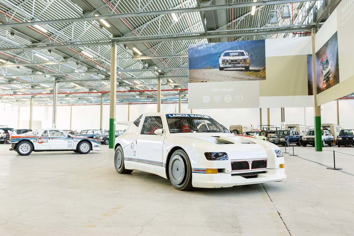 1988年に製作された、「ランチアECV（Experimental Conposite Vehicle）」のセカンドバージョン。アバルトが手がけた。初代は、コンポジット素材が多用されるようになった1986年に世界ラリー選手権（WRC）のグループS参戦用に仕立てられたが、写真のECV2ではカーボンファイバーボディーによる車重は前モデルECVに比較して20％軽量化された。1.8リッター4気筒で、最高出力はなんと800PS （！）ながら、参戦は果たせずプロトタイプにとどまった。