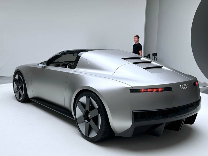 「アウディ・コンセプトC」。車体中央にバッテリーを搭載した後輪駆動車で、リトラクタブルハードトップをもつ。ブランドの新しいデザイン哲学「ラディカル・シンプリシティー（過激な簡素さ）」を体現している。