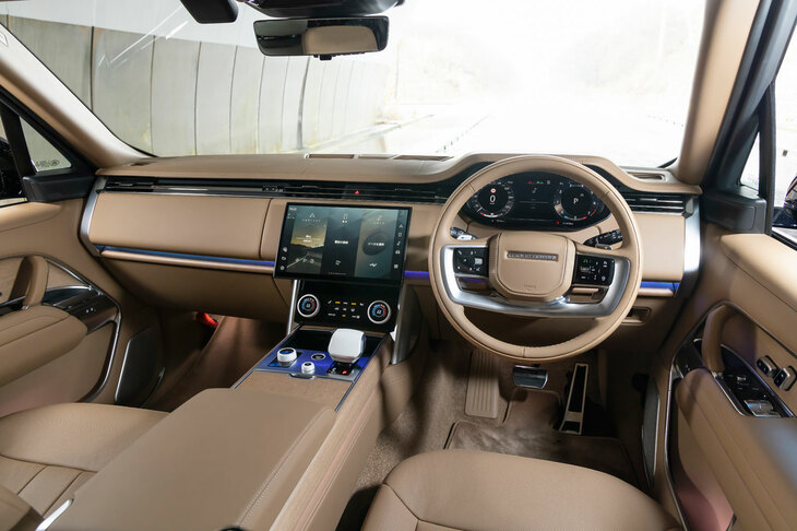 「SV」には、上質感を追求した「セレニティ」とダイナミックな意匠の「イントレピッド」の2仕様が用意されるが、今回の試乗車は前者。内装には上質なウッドや、他のグレードとは異なる専用の本革がふんだんに使われている。