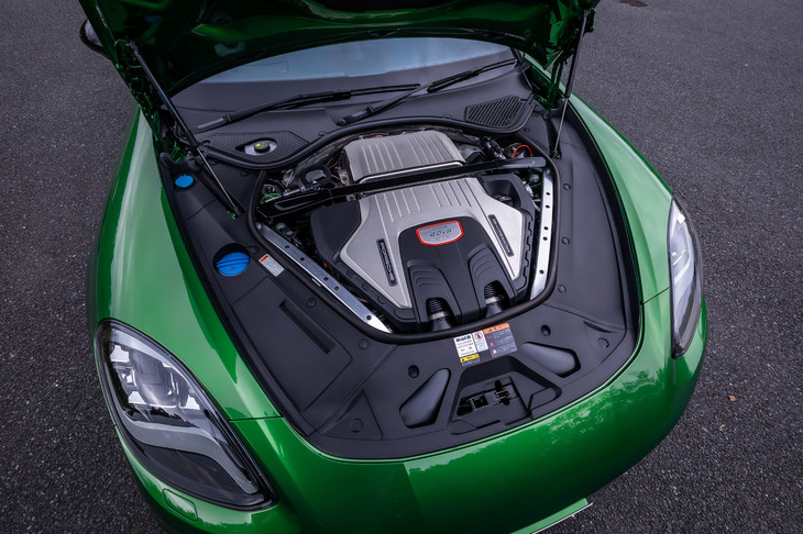 「パナメーラGTSスポーツツーリスモ」に搭載される4リッターV8ツインターボエンジンは、最高出力460PS、最大トルク620N・mという実力。