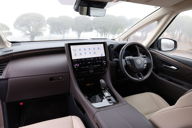 本杢ステアリングホイールとウルトラスエード張りの天井がPHEVモデル専用となる。運転席側ドアトリムにはパワースライドドアの開閉スイッチと、2列目シートをニュートラル状態へと戻す操作スイッチが備わる。