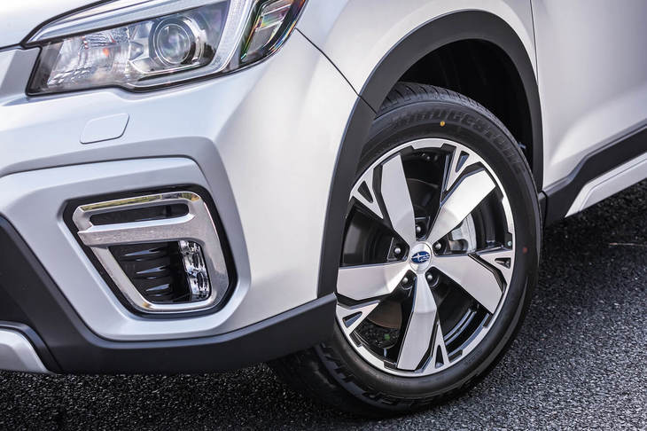 試乗車は、前／後ろ225/55R18 98Vとなる「ブリヂストン・デューラーH/Pスポーツ」タイヤを装着していた。