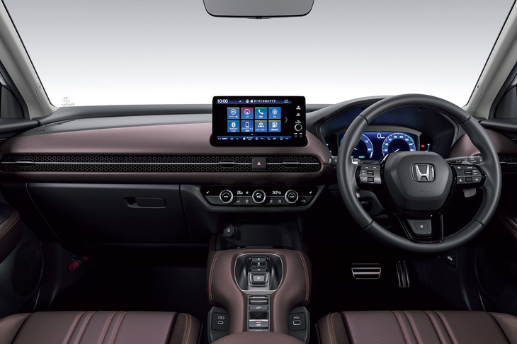 左右に広がる水平基調のインストゥルメントパネルや、運転席と助手席の間に設けられたハイデッキセンターコンソールが目を引く「ZR-V」のインテリア。シンプルで見やすく使い勝手も悪くない。