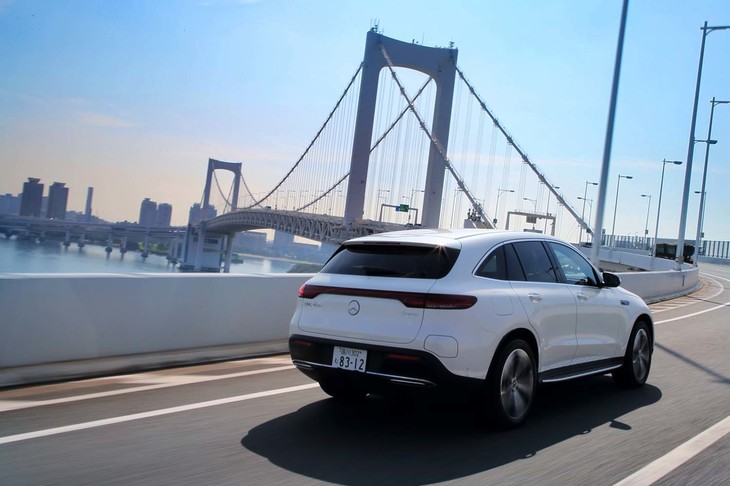 バッテリーの容量は80kWh。一充電あたりの航続距離は、WLTCモードで400km、欧州複合モードで471kmと公表される。