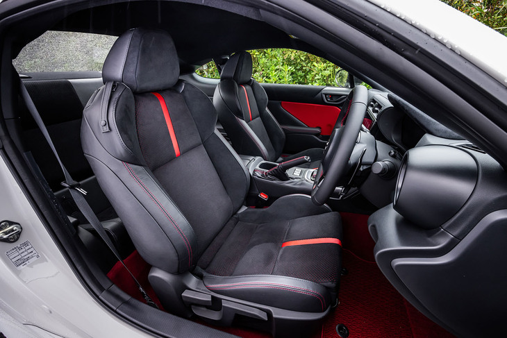 「ブラック×レッド」のカラーが選択された「RZ」グレードのインテリア。フロントシートは、座面や背もたれなど主に体が触れるパートがウルトラスエード、そのほかが本革のコンビネーション仕立てになっている。