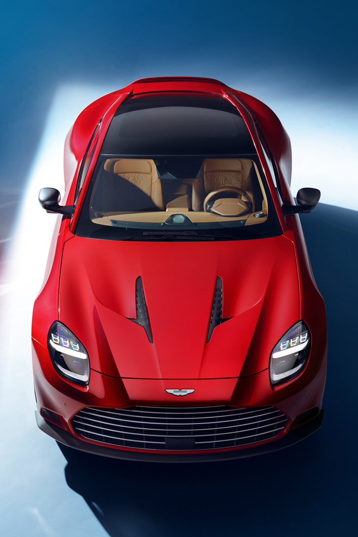 清水「『DBX』だって、新型ではもっとアグレッシブに変身するに違いない！」　
	ほった「まぁスタイリングはともかく、顔に関しては今や『ヴァンテージ』も『DB12』も『ヴァンキッシュ』もこのデザインですからね。そこに関しては、合わせてくるでしょうねぇ」