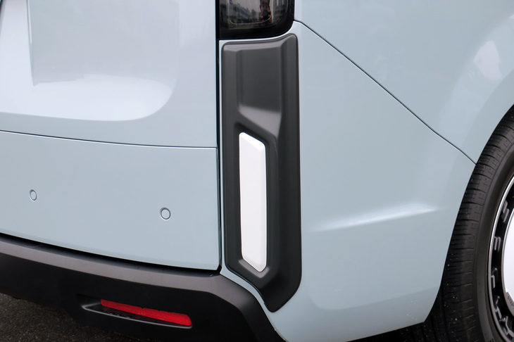 ホンダ・ステップワゴンe：HEVエアー ホンダアクセス用品装着車（リアコーナーガーニッシュ）