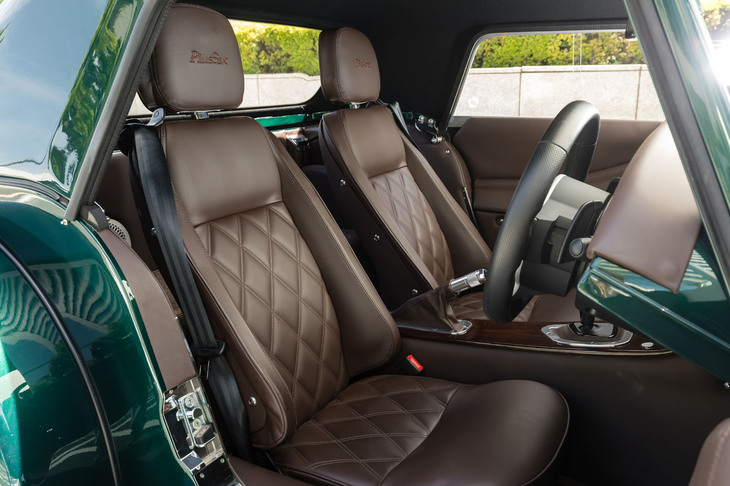 車内については、従来モデルより足元スペースを200mm拡張するなど、居住性を大幅に改善。乗車定員は2名のみで、“2＋2”などの仕様は用意されない。