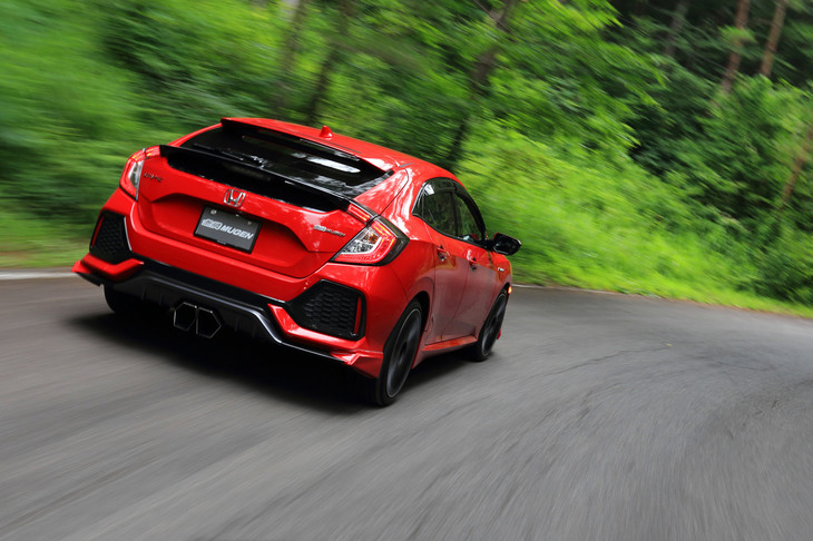 無限パーツをまとった「シビックハッチバック」は、予想を超える走りのダイナミズムでリポーターを喜ばせた。