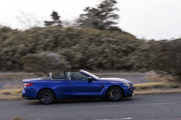 車重1930kgと、やや重めの「M4カブリオレ コンペティション M xDrive」。それでも0-100km/h加速3.7秒という俊足ぶりをみせる。