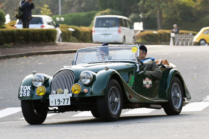 バンパーレスの「モーガン4/4」。1936年にデビューし、今春に生産終了となった世界最長寿モデル。この個体はライセンスナンバーから1977年式であろう。