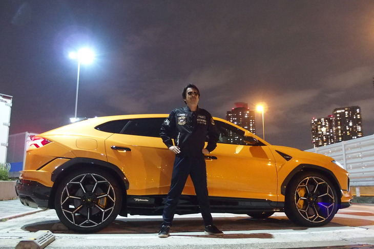 「ウルス ペルフォルマンテ」のサイドビュー。「ダークスター号」風のスタイリングは文句なしだが、今回の試乗車は左ハンドルモデルだったので、右側を並走するクルマの車高が低いと死角に入ってまったく見えない。