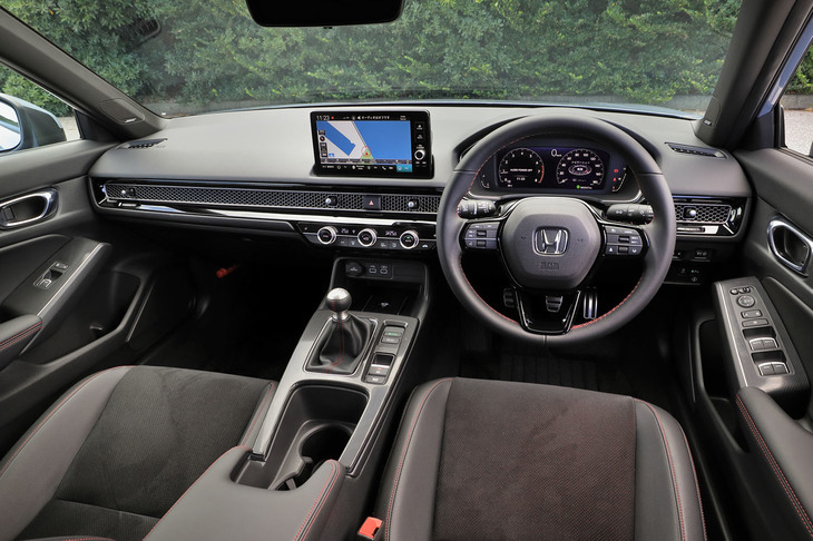 インストゥルメントパネルまわりは、従来モデルよりぐっと落ち着いたデザインに。「EX」グレードでは、インテリアの各部に赤いアクセントが施される。