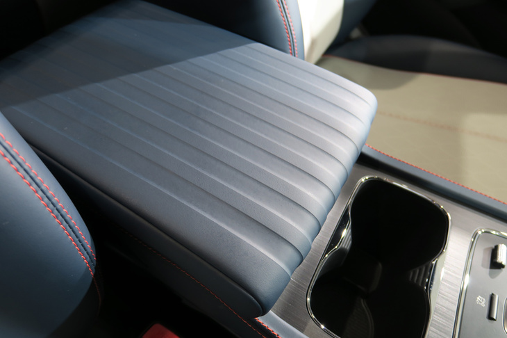 BYDアットスリー（センターアームレスト）