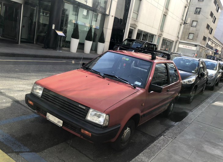 近年ジュネーブでは、これ見よがしな高級車が減った代わりに、年季の入ったクルマをたびたび見かけるようになった。これは初代「日産マイクラ」（K10）。それも1984年までの初期型ラジエーターグリルだから、車齢は最低でも34年ということになる。生まれた子どもが、いいおじさんになる年月だ。