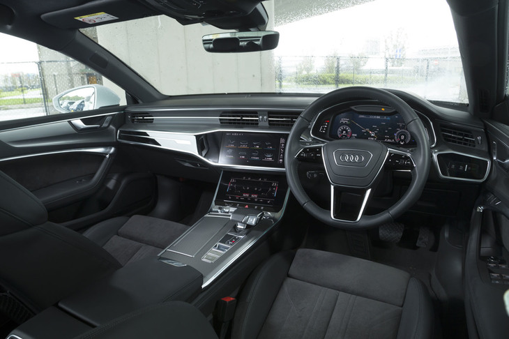 水平基調のクリーンなデザインが採用されたインストゥルメントパネル。センターにはタッチパネル式のディスプレイが上下2段にレイアウトされる。