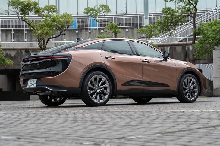 5ドアクーペのようにスリークなルーフラインを持つが、実際には独立したトランクスペースを備えたセダンである。