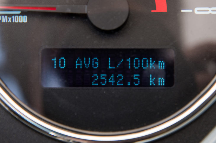 エンジン回転計の下には、走行距離や平均燃費などを表示する、小さなディスプレイが備わっている。