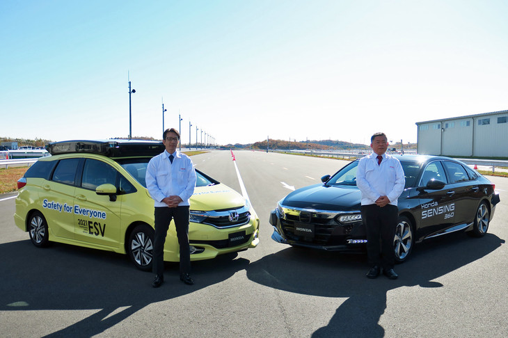 本田技術研究所の大津啓司社長（左）と、同社で先進安全技術の開発に取り組む高石秀明氏（右）。