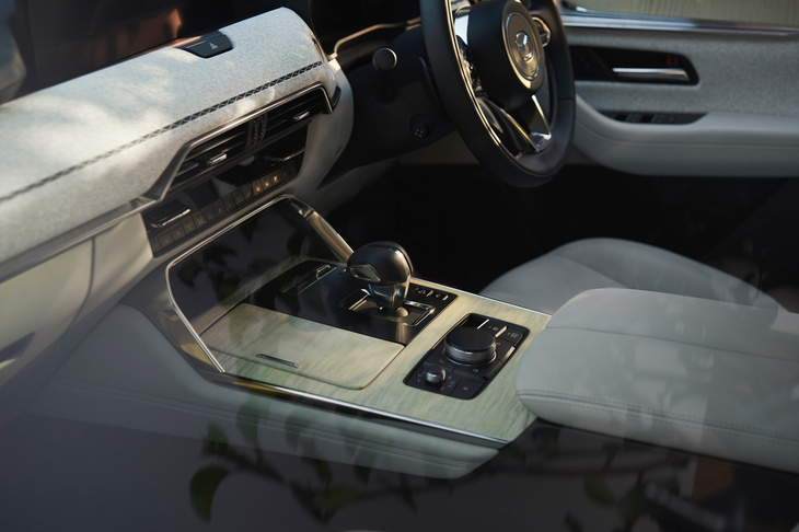 インテリアの仕立てのよさは近年のマツダ車に共通する魅力だが、「CX-60」「CX-80」といったラージ商品群では、そこにさらに磨きがかかっている。写真は日本的な美感を取り入れたという、「CX-80プレミアムモダン」のインテリア。