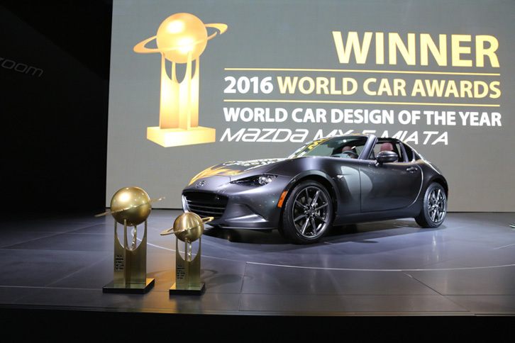 ニューヨーク国際オートショーでは2016年ワールド・カー・オブ・ザ・イヤーも発表され、「MX-5（日本名：ロードスター）」がイヤーカーに選出された。マツダ車が同賞を受賞するのは2008年の「マツダ2（同：デミオ）」以来2度目のことで、MX-5は特別賞の「ワールド・カー・デザイン・オブ・ザ・イヤー」にも輝いている。