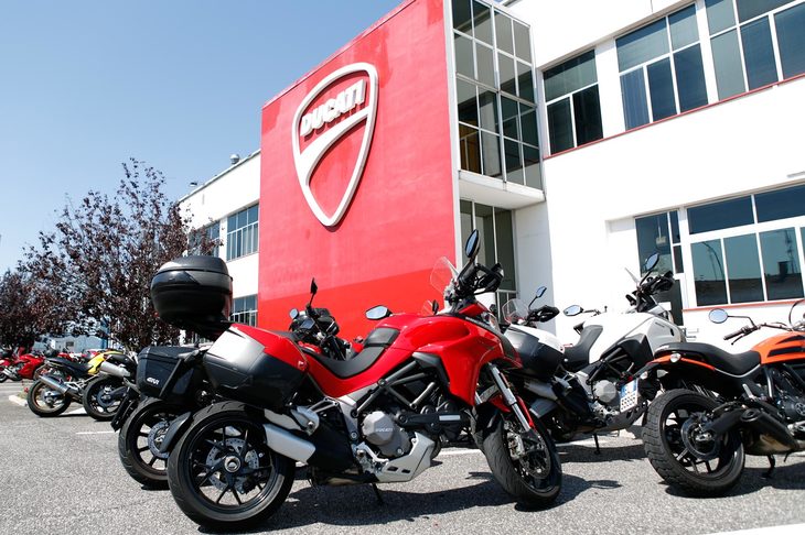 ボローニャのドゥカティ本社の様子。ファクトリーツアーやミュージアム見学のため、多くのファンが訪れていた。