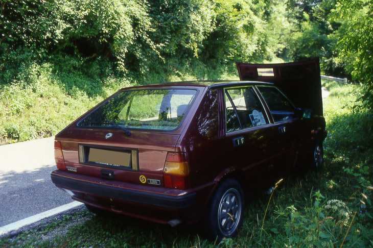 筆者がイタリアで最初に購入した1987年「ランチア・デルタ」。テールゲートの排気量＆ブランドバッジの落下には泣かされた。