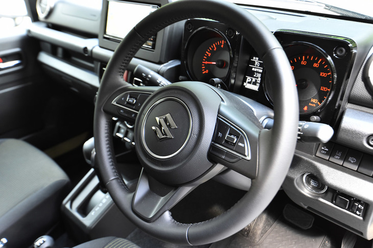 永福：「このステアリングホイール、どこかで見覚えが……」
	ほった：「多分『スイフト』ですね。真円形のリムは別ですが、スポークやセンターパッドは恐らく共用です」（写真＝田村 弥）