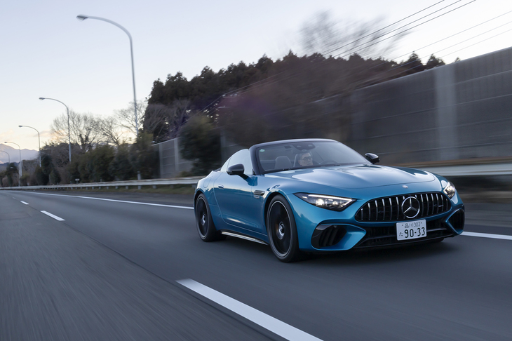 プラグインハイブリッドパワートレインはシステム全体で最高出力816PSと最大トルク1420N・mを発生する。