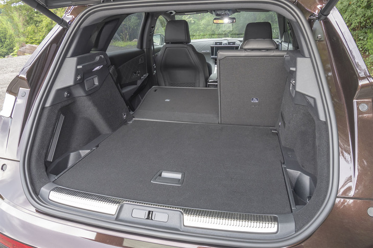 荷室の容量は555～1750リッター。ラゲッジボードの下にはスペアタイヤが格納されている。