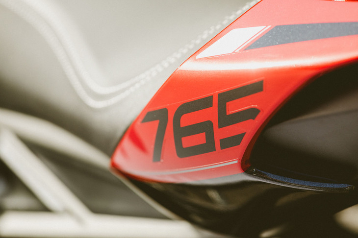 車名の「765」は直列3気筒エンジンの排気量に由来。2023年モデルでは圧縮比が12.65：1から13.25：1に変更され、新たな燃焼室形状に合わせてピストン、コンロッド、ピストンピンの設計も見直された。