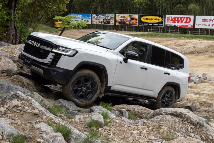 「ランドクルーザー“300”」のなかでも、今回試乗した「GRスポーツ」は悪路走破性を突き詰めた上級グレードである。フロント、センター、リアにデフロックを備え、電子制御ダンパー「AVS」や、前後スタビライザーのロック／フリー機構「E-KDSS」なども標準で装備される。