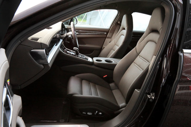 試乗車のインテリアカラーは「アゲートグレー」。フロントシートはオプションの14wayメモリー機能付き電動シートが装着されていた。