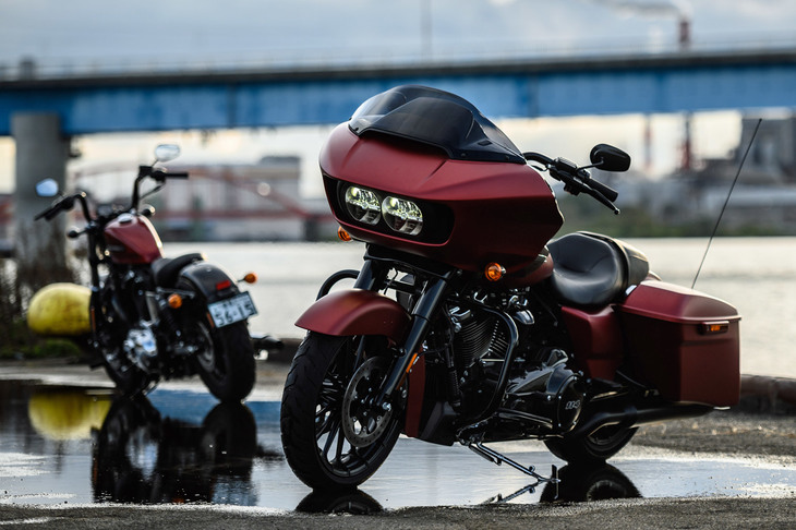 スリムでシンプルな“いでたち”が魅力の「フォーティーエイトスペシャル」（左）と、大柄なボディーが特徴の「ロードグライドスペシャル」（右）。現在、ハーレーダビッドソンは実に33種類ものモデルを日本に導入している。