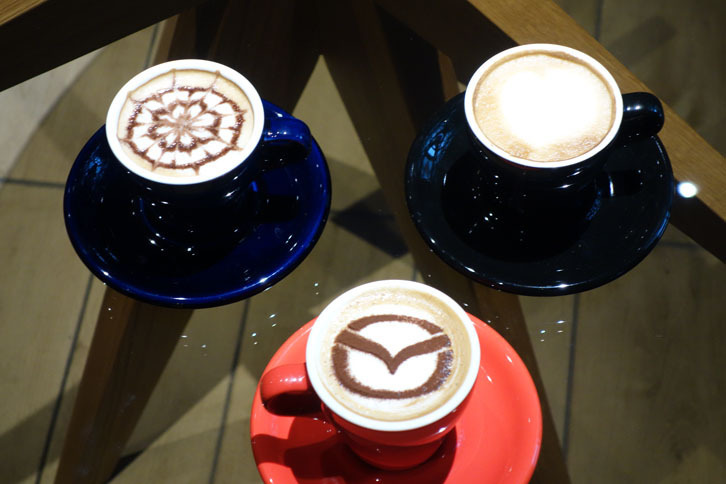 ドリンクカウンターの設置を機に、スタッフはラテアートを習得することに。バリスタに師事すること3日の作品がこちら。右上はハート模様？