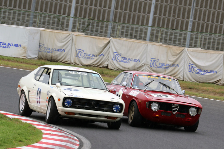 同じくSレース決勝に出走した珍しい三菱車「コルト・ギャランFTO 1600GSR」と「アルファ・ロメオGT1300ジュニア」のサイドバイサイドのバトル。前者は9位、後者は12位でフィニッシュした。