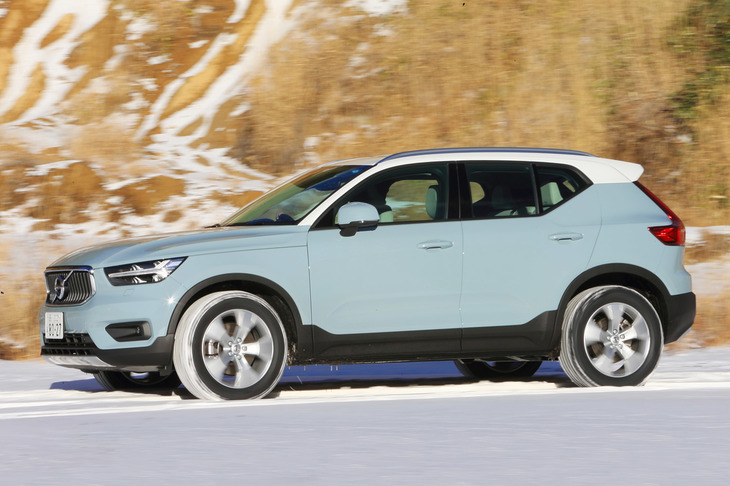 新雪の上を走る、「アシュアランス ウェザーレディー」を装着した「ボルボXC40」。同車には5つの走行モードからなるドライブモードセレクターが装備されていたが、雪の上でも「オフロード」モードを選ぶ必要はなかった。