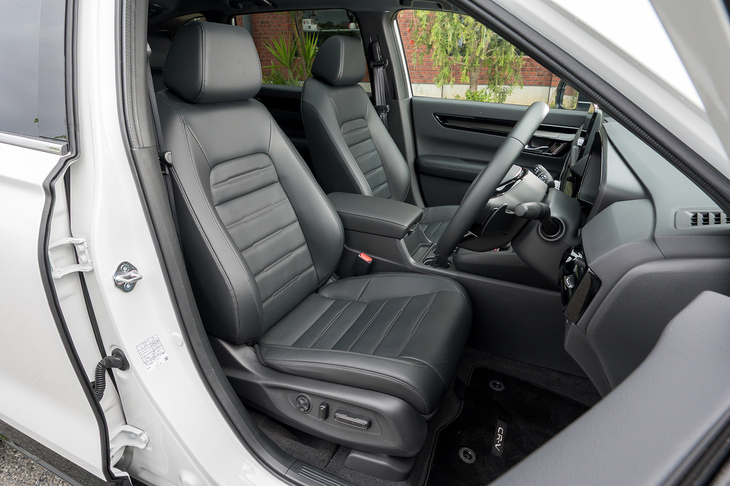 シート表皮はぜいたくな本革。ヒーターは全車に標準だが、ベンチレーションは「ブラックエディション」専用装備だ。