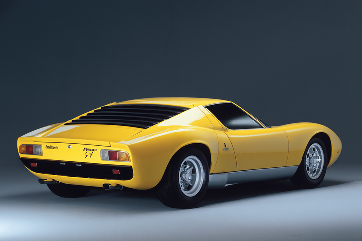 1965年11月のトリノモーターショーでベアシャシーが公開され、翌1966年春のジュネーブモーターショーでデビューした「ランボルギーニ・ミウラ」。横置きミドシップされた4リッターV12エンジンは、最高出力355PSを発生。その最高速度は290km/hと発表された。