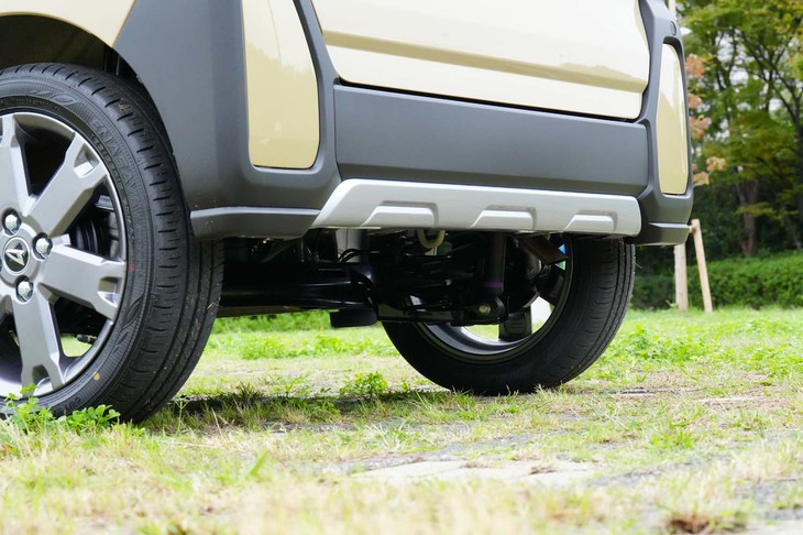 リアバンパーも専用デザイン。こちらにもアンダーガード風パーツが。