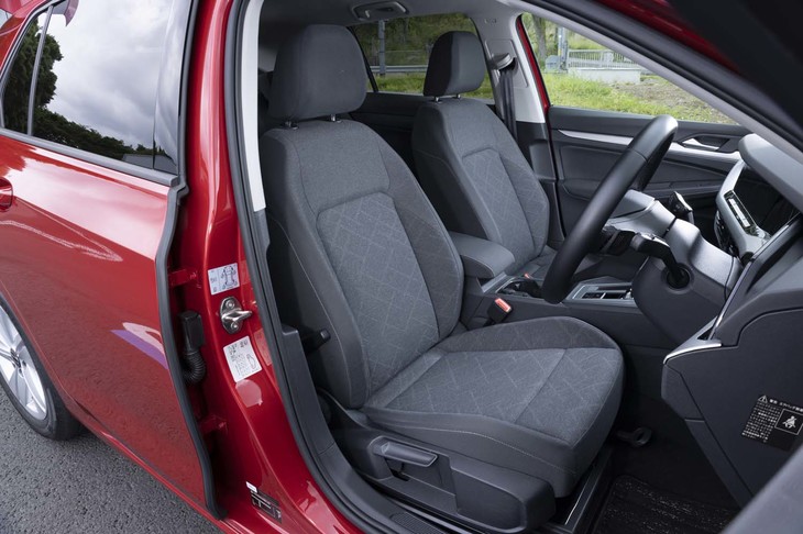 「eTSIアクティブ」のシートはダイヤモンド柄入りのファブリック。シンプルでもきっちりとしたホールド感を備えているのはさすが。