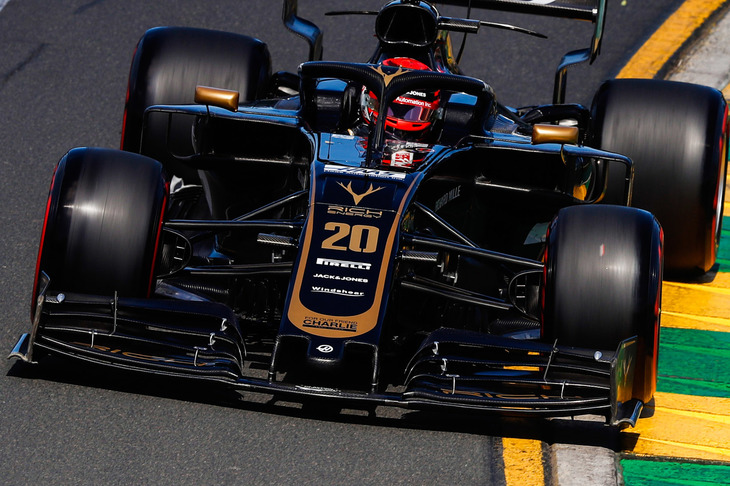 今季からブラック＆ゴールドのマシンとなったハース。そのノーズには「FOR OUR FRIEND CHARLIE」の文字が。オーストラリアGP直前の3月14日、肺塞栓（そくせん）症により66歳で急逝したFIA（国際自動車連盟）のF1ディレクター、チャーリー・ホワイティングを追悼するメッセージだった。ホワイティングはGPレースのディレクターやスターター、安全面をつかさどる役割を担うなど、レース運営の要として長年貢献してきた人物。さらにレギュレーション策定に携わっていたほか、ルールの番人でもあり、F1に関わる多くの人たちと密接な関係を築いていた。死去の前日まで、ベッテルとコースの下見を行うなど、いつも通りの仕事をこなしていたというホワイティング。その突然の訃報にみなショックを受けていた。（Photo=Haas）
	 