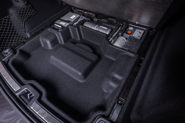 荷室の床下の様子。奥に、今回の試乗車に装備されていたオプションの電子制御式エアサスペンション用タンクが確認できる。手前のトレー形状は従来型とは異なり、収納容量が大きくなった。