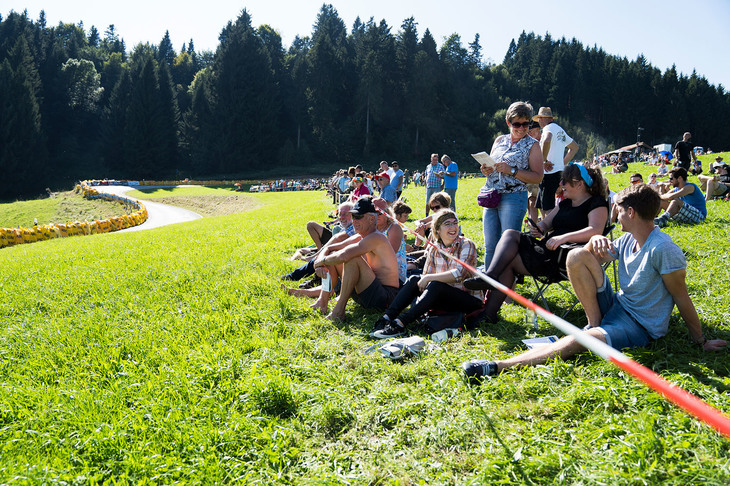 規制線を絶妙にはみ出しながら観戦する家族連れ。時にタイムアタックする車両を真剣に追い、時には車両を気にせずおしゃべりに花を咲かせる。