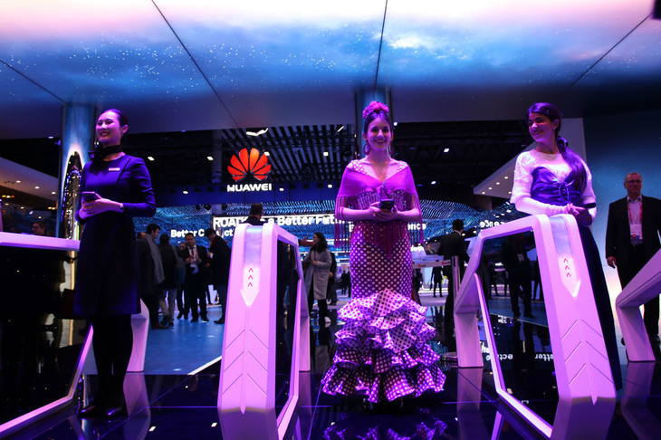 ファーウェイによる招待イベントのゲート。各国の民族衣装でお出迎え。