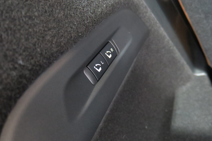 インフィニティQX60（3列目シートの展開スイッチ）