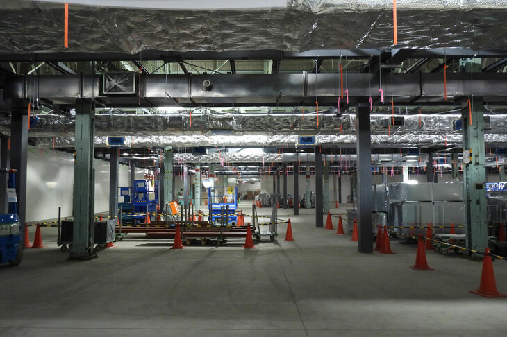 低露点環境の作業エリア。天井には除湿のためのダクトが張り巡らされている。機材などの搬入・設置は2024年8月からの予定。